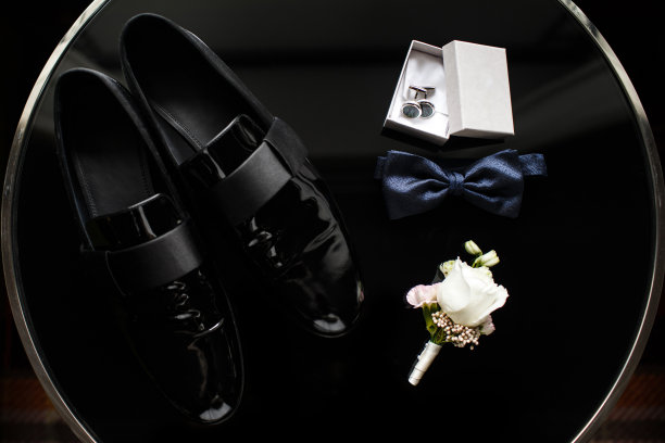 现代男士配饰的特写。蓝色领结，黑色鞋子图片下载