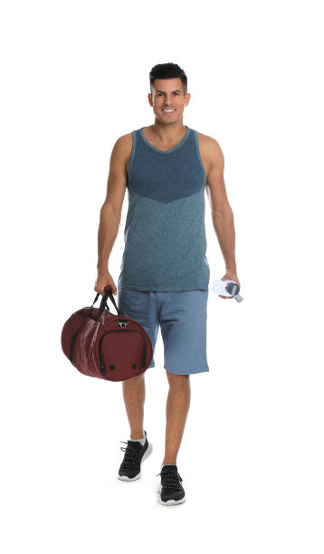 英俊的男子与运动包和瓶装水在白色的背景图片下载