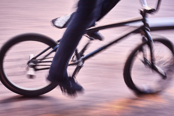 城市环境中的小轮车骑手图片下载