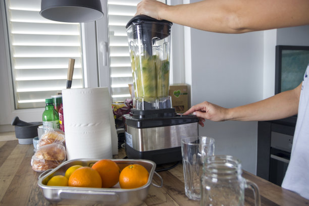 用电动搅拌器做奶昔图片下载