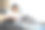 亚洲年轻女性怀孕坐着，把耳机放在肚子上。迷人的女性怀孕坐在舒适的沙发上打开音乐在子宫里的宝宝幸福和微笑在家里的客厅图片下载