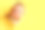 悲伤的孩子从画室黄色背景的一个洞里往外看。哭泣的小男孩透过撕破的纸张偷看，拷贝空间。一岁的孩子图片下载