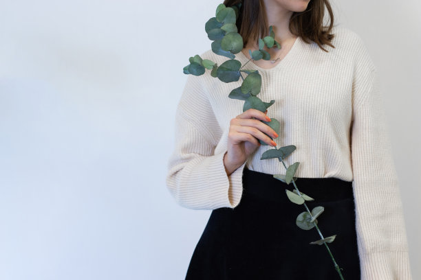 女人抱着桉树，孤立的背景图片下载