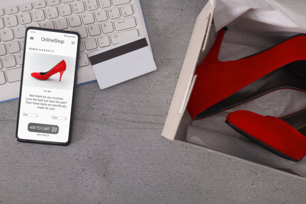 网上商店的概念在智能手机屏幕超过灰色的桌子。图片下载