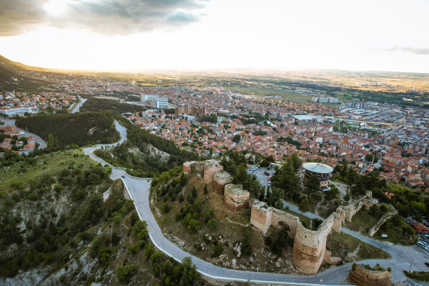 从Kütahya城堡(hisar)俯瞰Kütahya。kütahya城堡的无人机视图图片下载