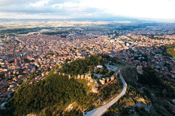 Kütahya日落时无人机拍摄的城堡(hisar)照片图片下载