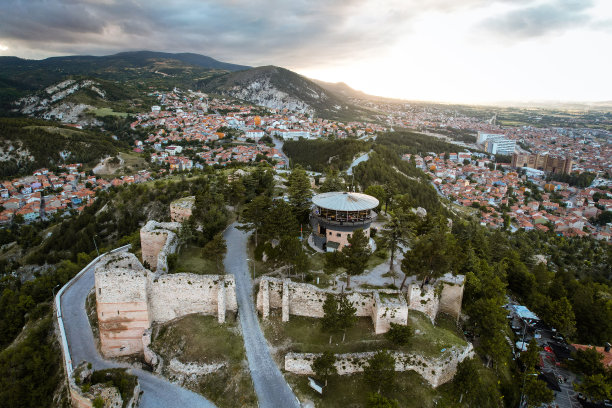 从Kütahya城堡(hisar)俯瞰Kütahya。kütahya城堡的无人机视图图片下载