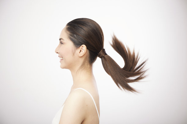 肖像亚洲女孩的头发移动图片下载