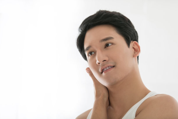 英俊的中国青年男子在镜子前的照片图片下载