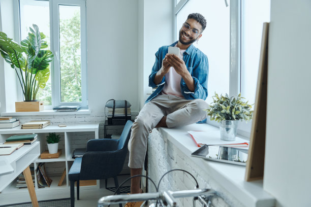 欢快的非洲人使用智能手机图片下载