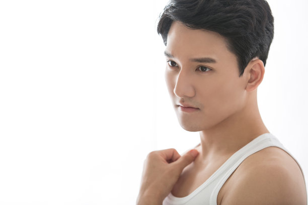 英俊的中国青年男子在镜子前的照片图片下载