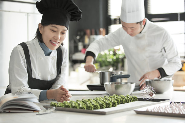 年轻的中国女糕点师享受她的抹茶饼干创作-库存照片图片下载