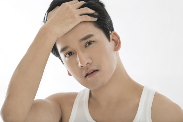 照镜子，年轻的东亚男性与健康和完美的皮肤，黄色人种-股票照片图片下载