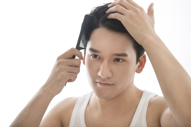 年轻的中国男子展示清洁和护理产品，美容产品，头皮屑产品-库存图片图片下载