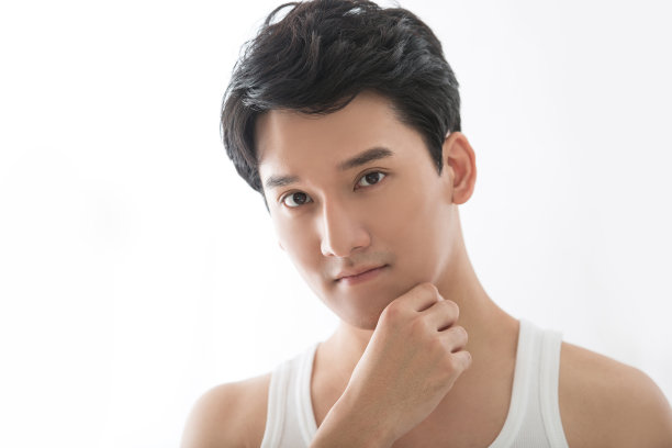 一名中国青年徒手炫耀剃须产品——照片图片下载