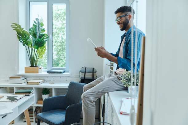 欢快的非洲人使用智能手机图片下载