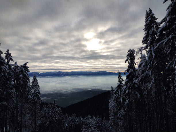 秋冬时节，山林间薄雾逆温。图片下载