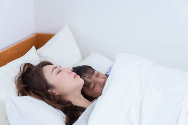 亚洲母亲和女儿，睡觉图片下载