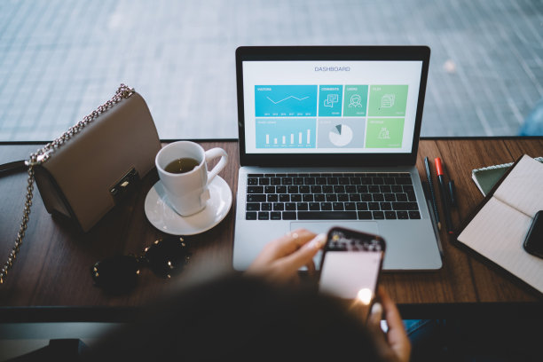 女性数字游牧民使用现代笔记本电脑和4G连接进行研究的裁剪图片，女性自由职业者使用现代小工具在网上搜索商业信息的俯视图图片下载