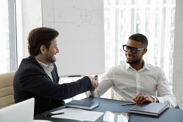 多民族合作伙伴达成目标，以握手结束会议图片下载