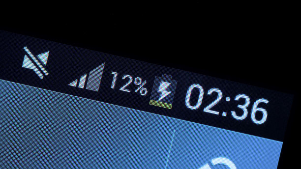 智能手机快电池充电指示灯，低电量，充电电池电子设备充电器连接简单概念，显示宏观，极致特写，无人。手机近距离充电图片下载