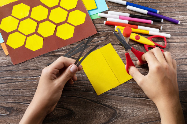 步骤4的指令。夏天卡片上有大量的蜜蜂。手工制作的。儿童创意项目，为儿童制作工艺品。图片下载