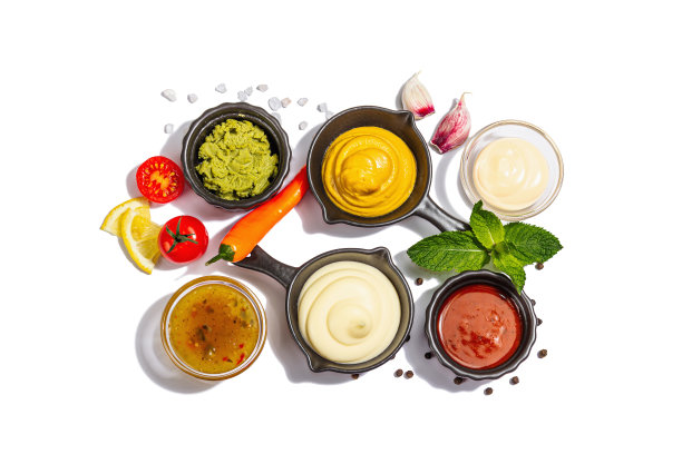 一套酱汁和新鲜蔬菜孤立在白色背景。芥末、番茄酱和蛋黄酱图片下载