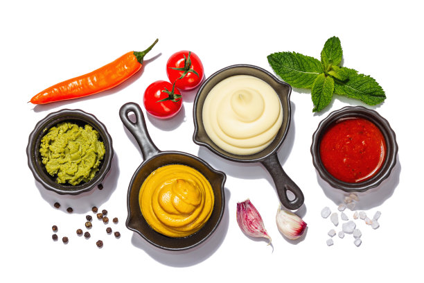 一套酱汁和新鲜蔬菜孤立在白色背景。芥末、番茄酱和蛋黄酱图片下载