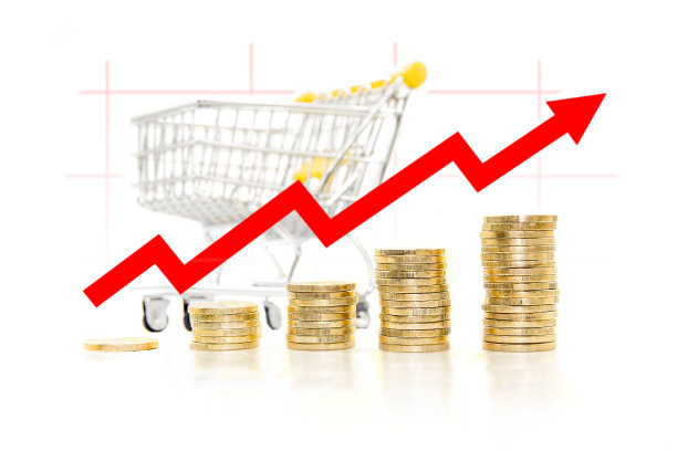 硬币塔上的图形显示了购物车价格的上涨。有选择性的重点。图片下载