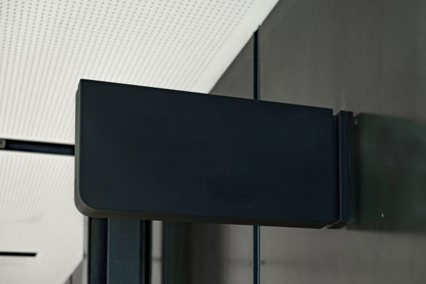 在大街上模拟咖啡馆的空白招牌图片下载