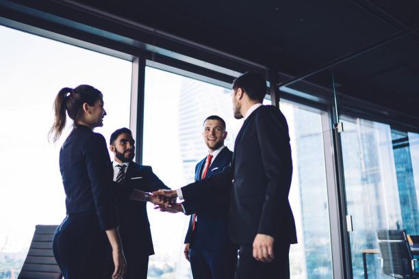 经验丰富的男性和女性同事找到了商业头脑风暴的解决方案，享受办公室工作空间的协同协作，不同的同事30多岁完成了协会合并简报图片下载