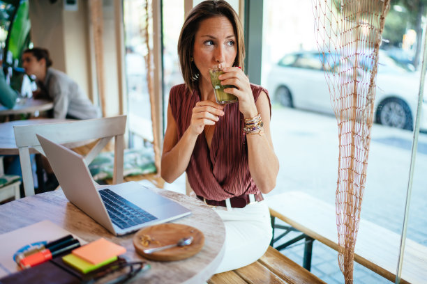 在咖啡馆喝鸡尾酒的女人图片下载