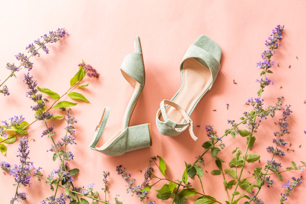 淡薄荷绿凉鞋鞋和草地花在粉红色。时尚-夏季鞋类女士。图片下载