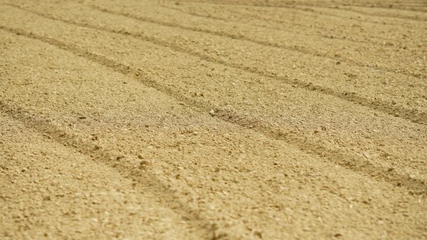 施肥使土壤肥沃图片下载