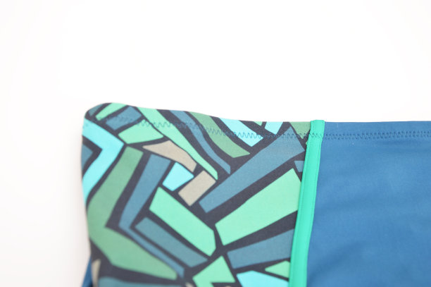 白色背景的女子游泳短裤——一种装饰元素。这件泳衣是蓝色的。女士们的海滩装。图片下载