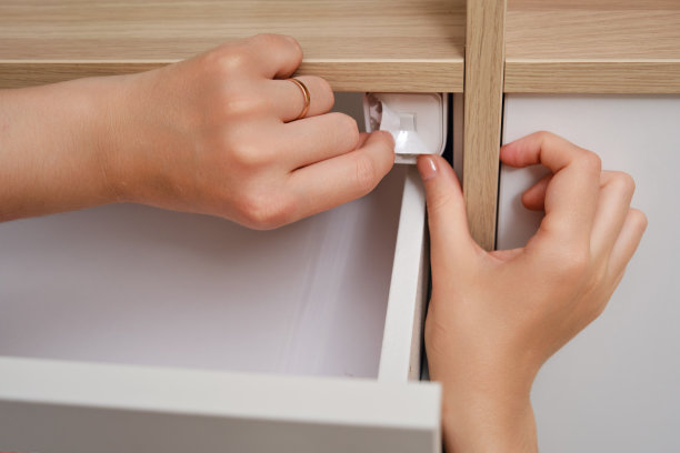 安装防儿童电磁锁，保护橱柜门和家具抽屉图片下载
