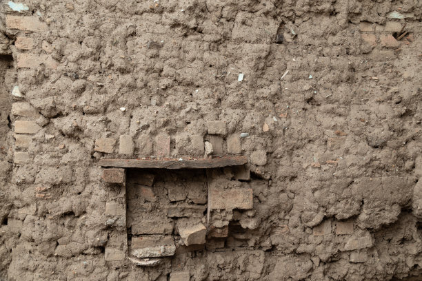 用泥和砖做成的老旧的破房子可以作为背景和纹理图案。图片下载