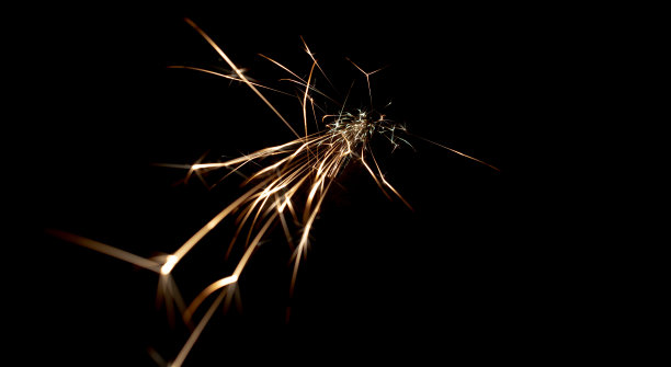 黑暗中的火花。线的光。图片下载