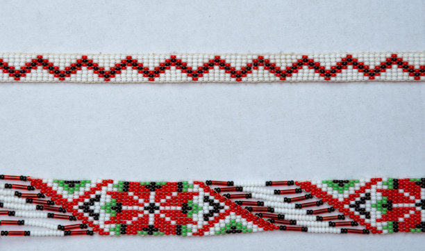 白色背景的红色乌克兰民族珠宝图片下载