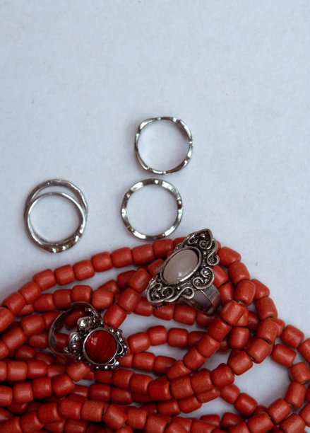 白色背景的红色乌克兰民族珠宝图片下载