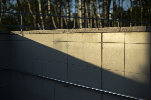 建筑细节。墙壁上有扶手支撑。图片下载