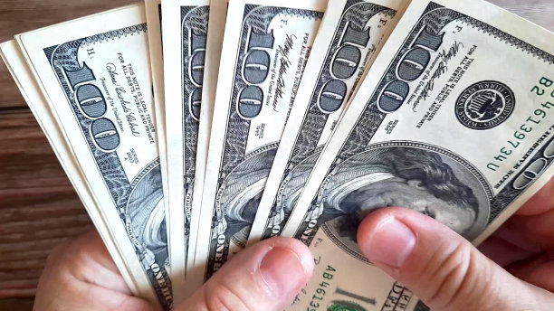 一张男人手里拿着美钞的照片图片下载