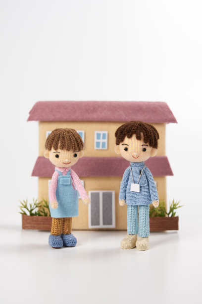 小巧可爱的Amigurumi娃娃在白色背景。护理图片下载