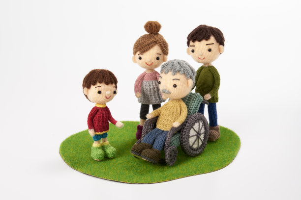 小巧可爱的Amigurumi娃娃在白色背景。护理图片下载