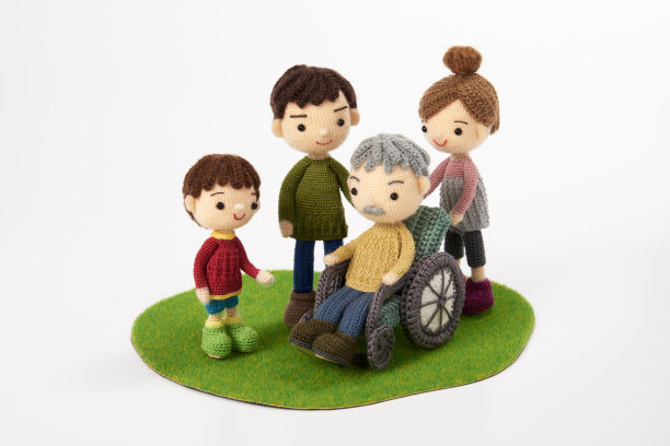 小巧可爱的Amigurumi娃娃在白色背景。护理图片下载