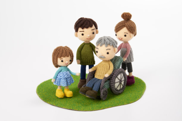 小巧可爱的Amigurumi娃娃在白色背景。护理图片下载