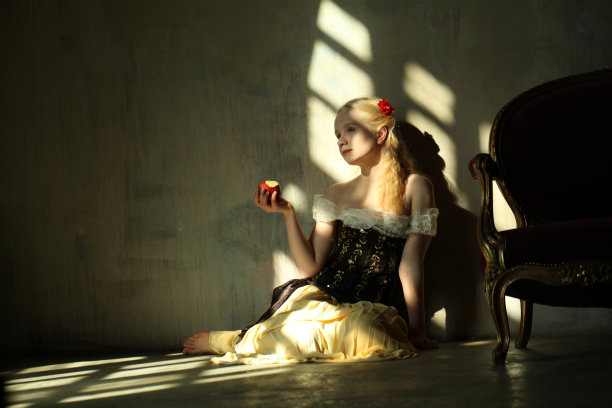 在黑暗和光明中穿着复古服装的完美年轻女子图片下载