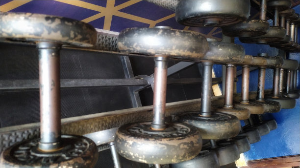 健身哑铃放在架子上图片下载