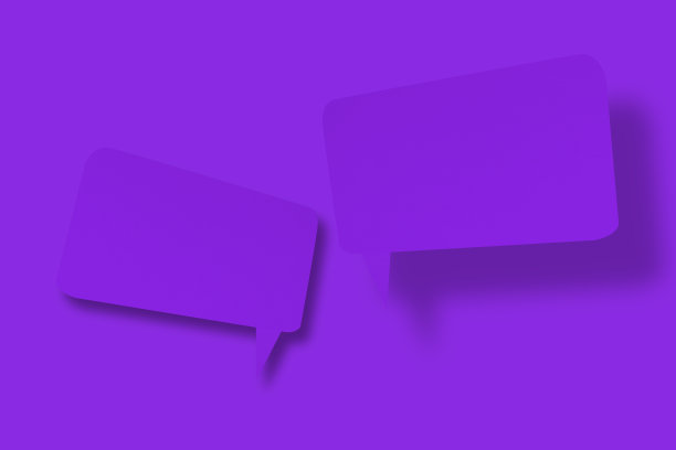 在紫色背景下，说话泡泡形状的紫色纸。沟通泡沫。图片下载