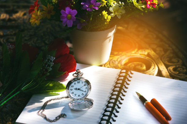 怀表和笔放在空白的白色笔记本上图片下载